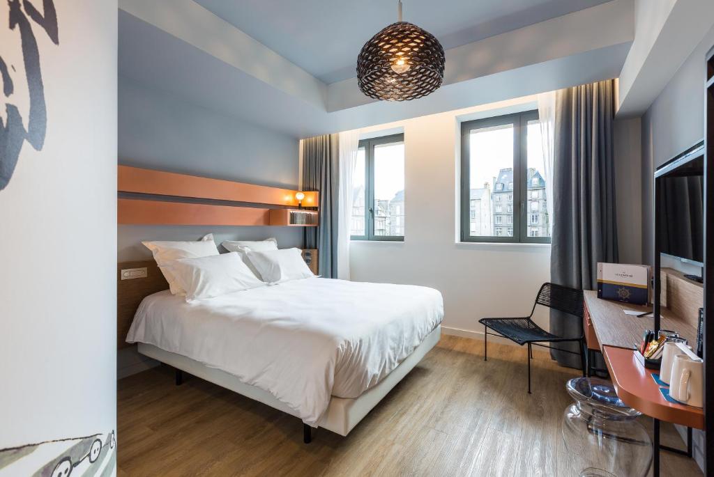 Postel nebo postele na pokoji v ubytování Golden Tulip Saint Malo– Le Grand Bé