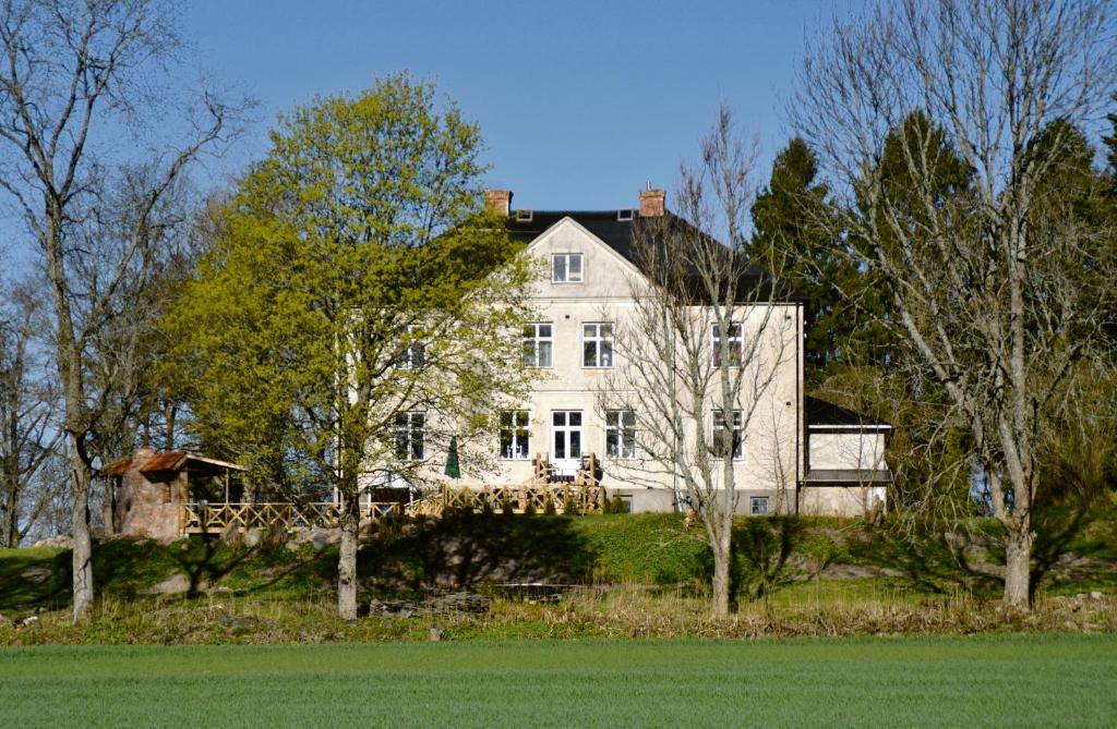 カールスタードにあるBerg Säteriの木立の丘の上の大白い家