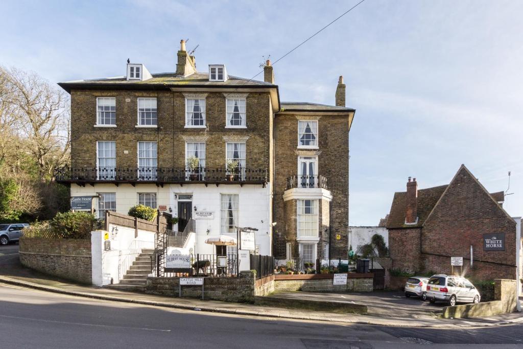 un grande edificio in mattoni all'angolo di una strada di Hubert House a Dover