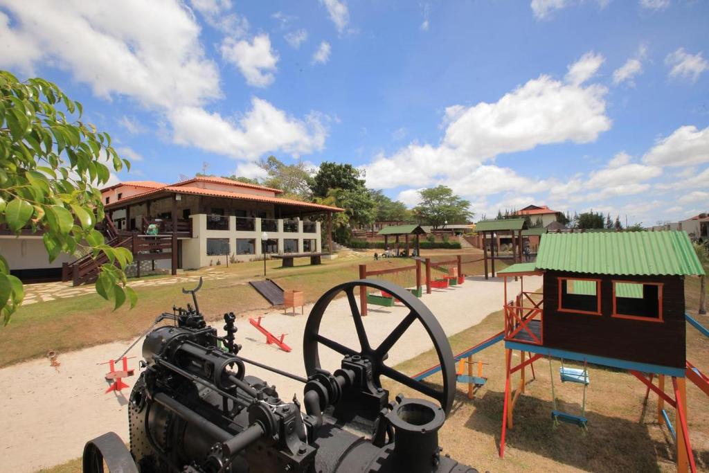 um parque infantil com uma roda e uma estrutura de brincar em Flat Monte Castelo Gravatá em Gravatá
