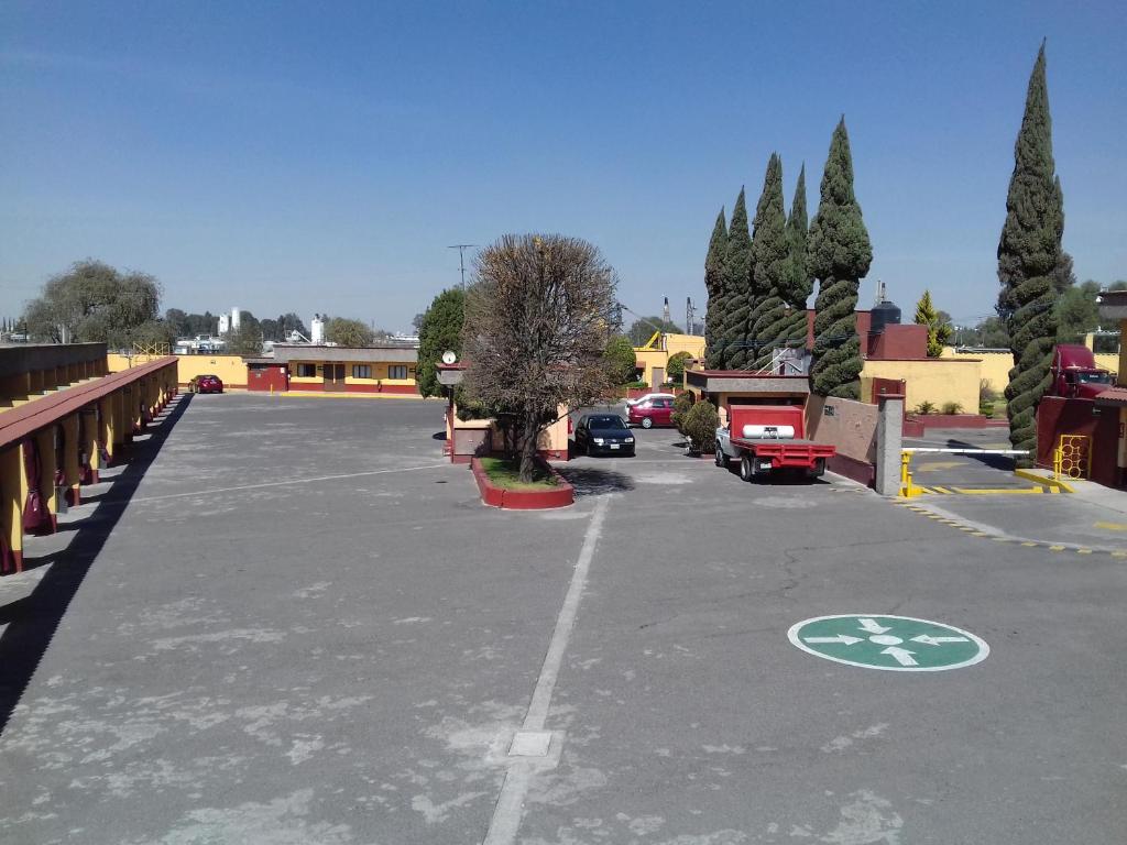 um parque de estacionamento com um sinal de estacionamento para bicicletas em Promotora Hotelera Tocuila em Texcoco de Mora