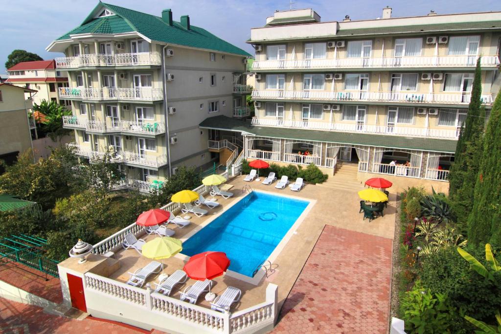 - une vue aérienne sur un hôtel doté d'une piscine et de parasols dans l'établissement Hotel Odeon, à Adler