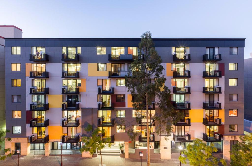 uma representação de um edifício de apartamentos com luzes acesas em Mont Clare Boutique Apartments em Perth