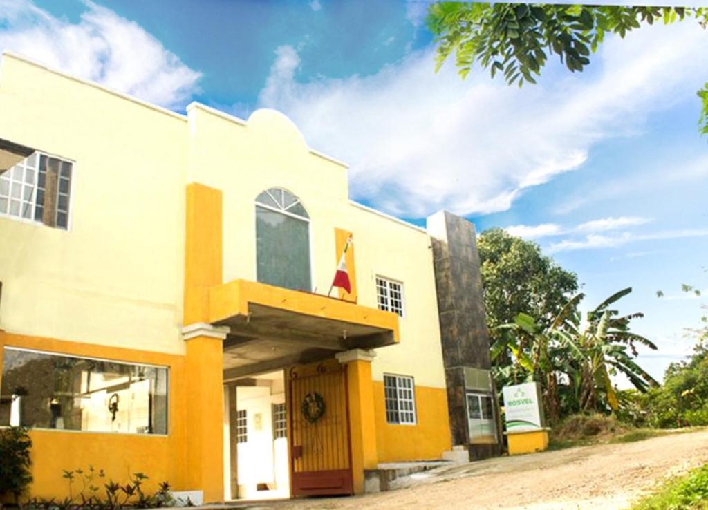 een gebouw met een vlag erop bij Rosvel Hotel in Palenque