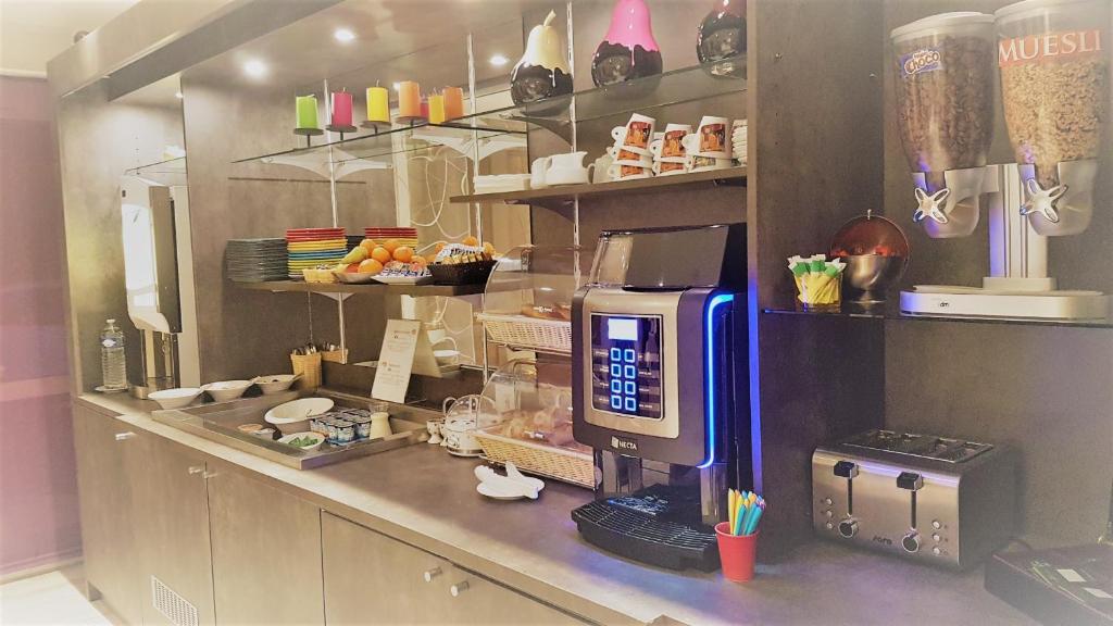 Kuchyň nebo kuchyňský kout v ubytování Hôtel Restaurant L'Evidence