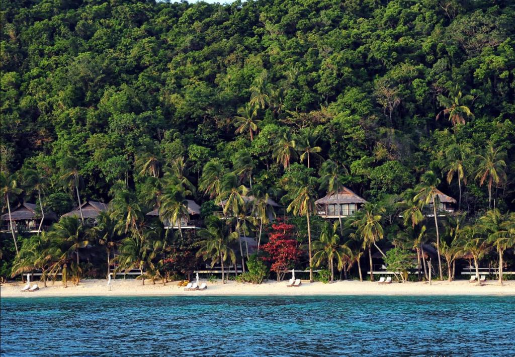 The swimming pool at or close to El Nido Resorts Pangulasian Island