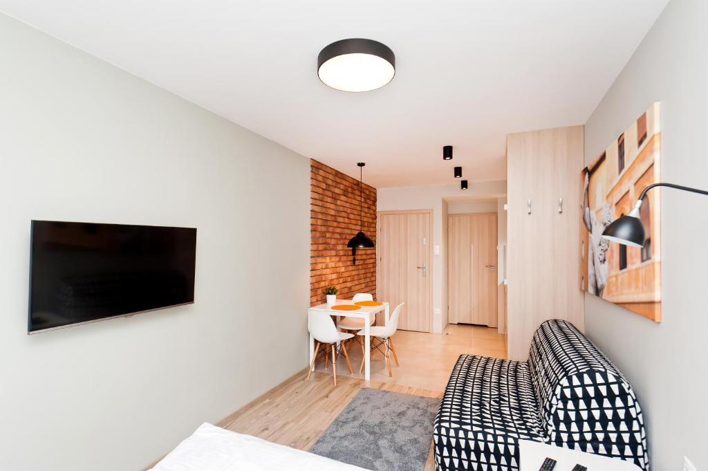 Televízia a/alebo spoločenská miestnosť v ubytovaní Olimp Apartments