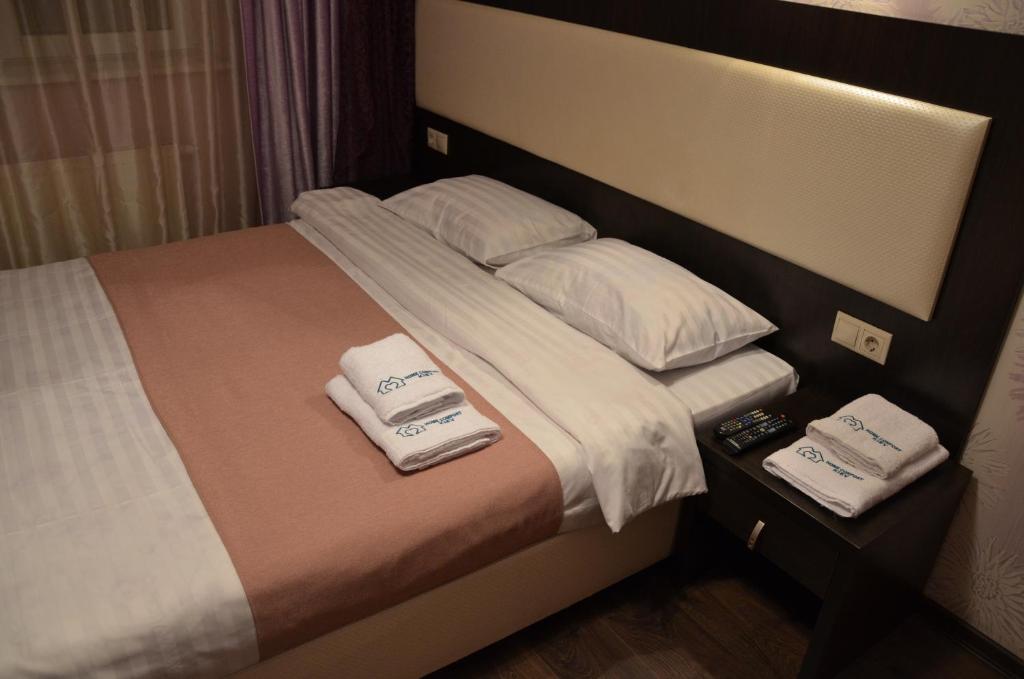 Katil atau katil-katil dalam bilik di Home Comfort Livoberezhna IEC Kiev