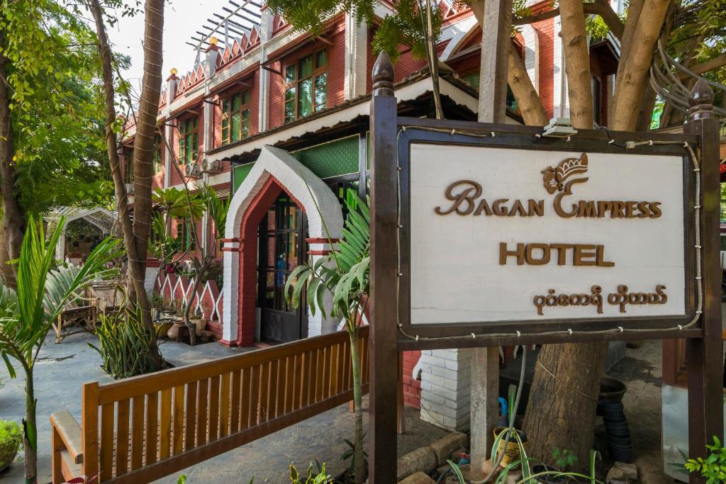 una señal para un hotel frente a un edificio en Bagan Empress Hotel, en Bagan
