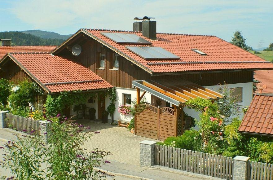 Gotteszell的住宿－FEWO-Kramheller-Gotteszell，一座房子,屋顶上设有太阳能电池板