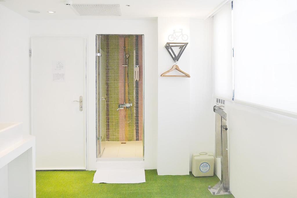 Bilik mandi di Time Flyer Hotel