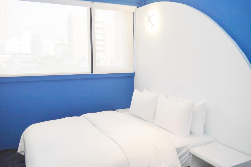 Katil atau katil-katil dalam bilik di Time Flyer Hotel