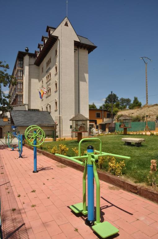 un parque infantil en un parque frente a un edificio en Hotel Gran Casona de Sanabria, en Puebla de Sanabria