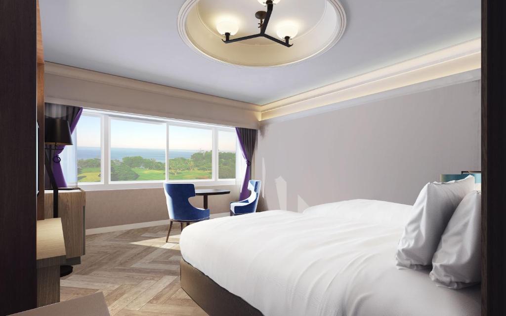 Postel nebo postele na pokoji v ubytování Kawana Hotel