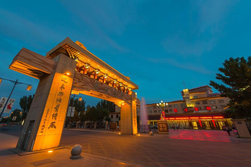 un gran monumento en una ciudad por la noche en Dunhuang Hotel en Dunhuang