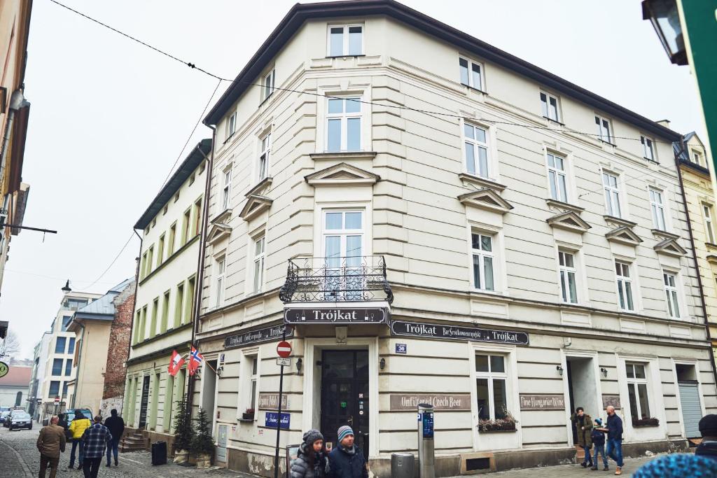 een groot wit gebouw op de hoek van een straat bij Shalom Kazimierz in Krakau