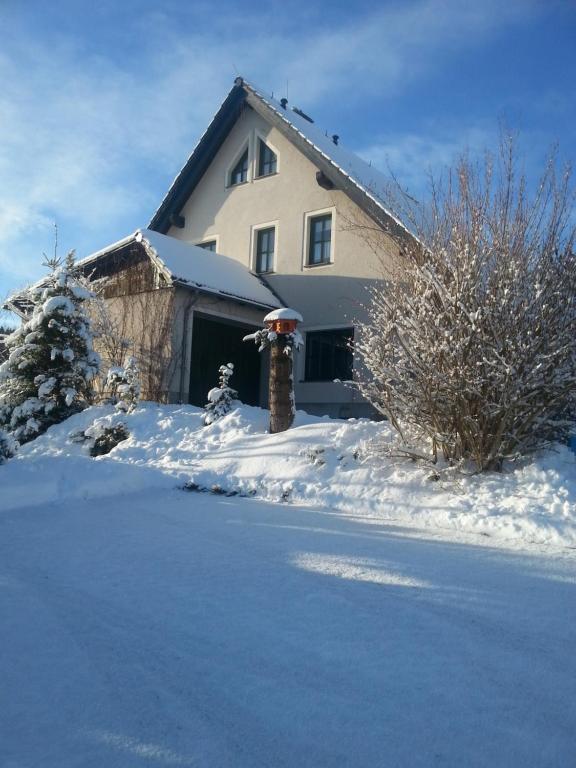 een huis met een brandkraan in de sneeuw bij "Heiterer Blick" in Annaberg-Buchholz