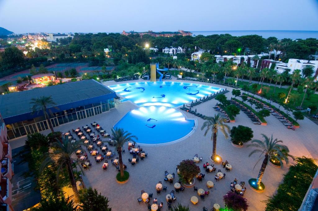 Bazén v ubytování Simena Comfort Hotel nebo v jeho okolí