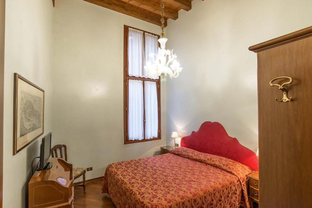 A bed or beds in a room at Hotel Piccola Fenice