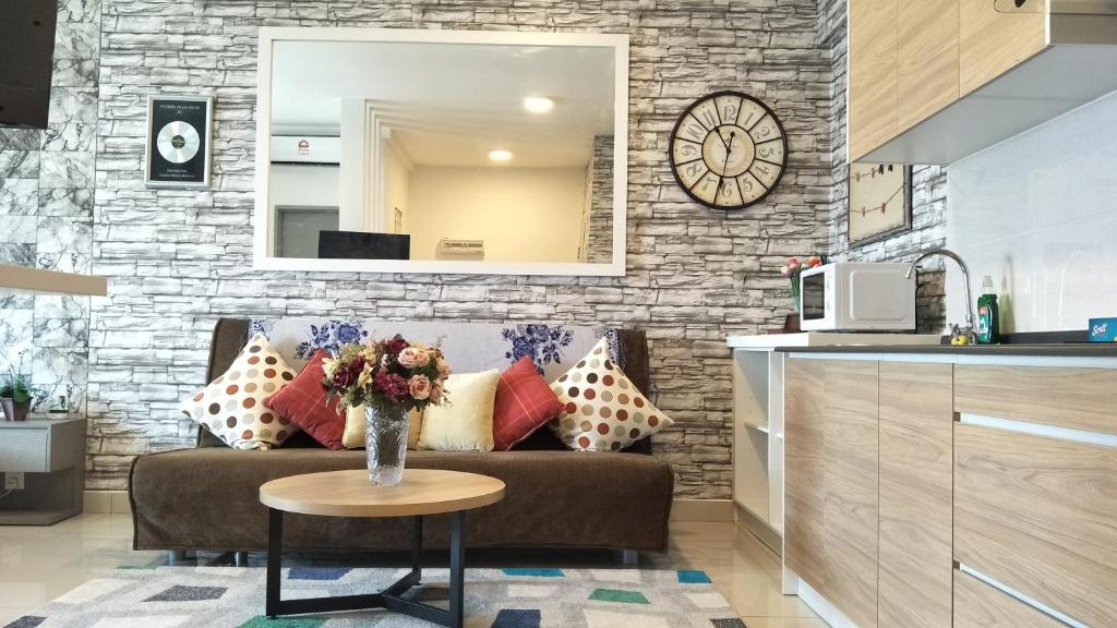 a living room with a couch and a table at Non Smoking Theda Evo Soho Bangi with Coway & Wifi - Pool Tutup in Bangi