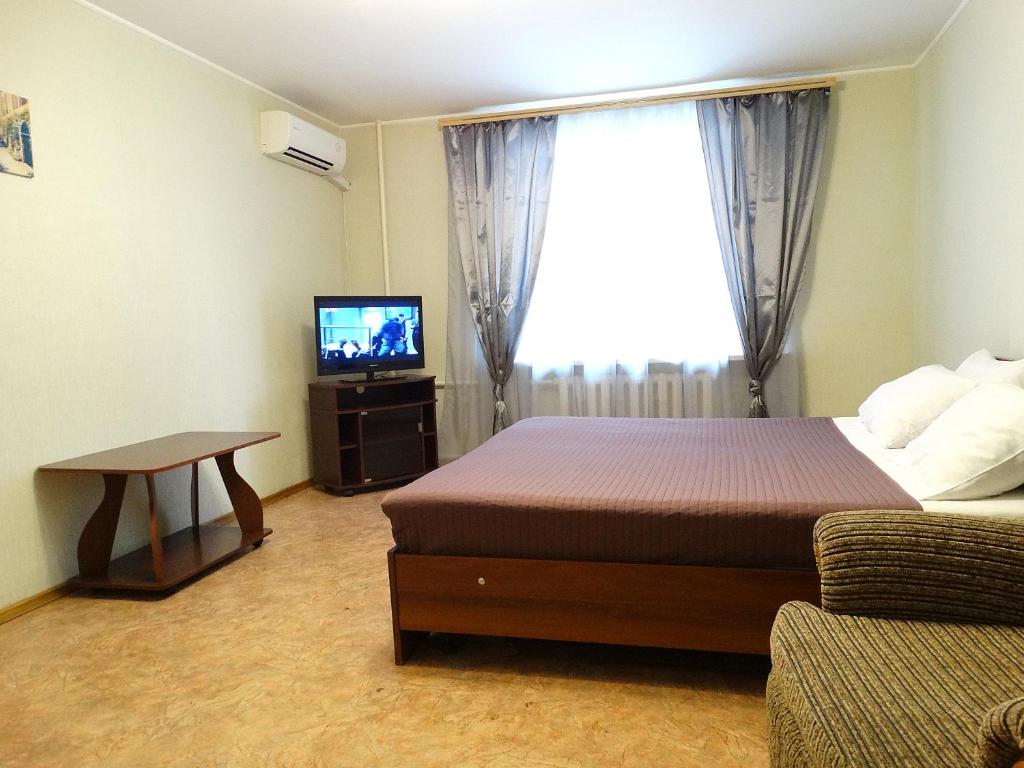 トゥーラにあるInndays on Boldina(Эконом)のベッドとテレビが備わるホテルルームです。