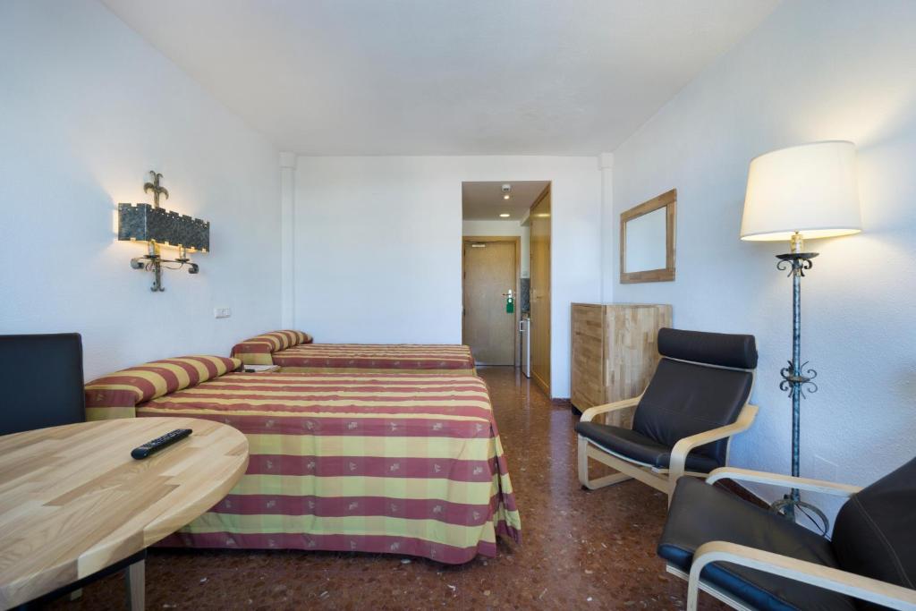 Rúm í herbergi á Hotel Apartamentos Bajondillo