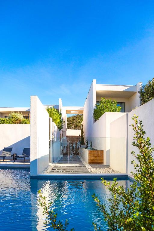 Bazén v ubytování Hôtel Cala di Greco nebo v jeho okolí