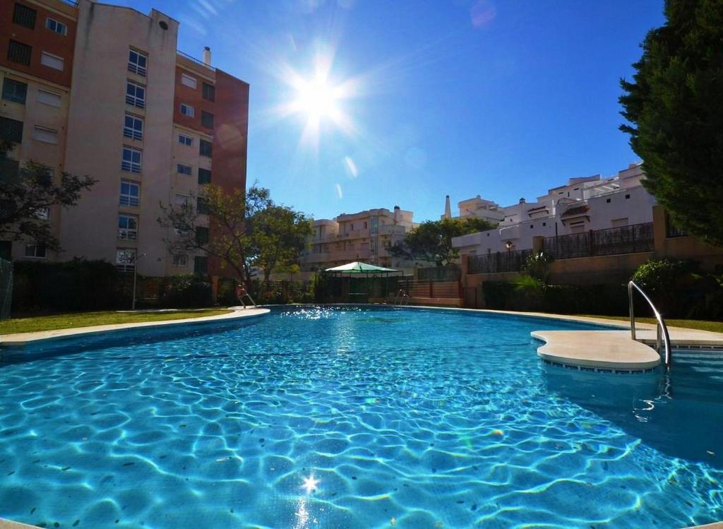 een groot zwembad in een stad met gebouwen bij Apartamento en Fuengirola in Fuengirola
