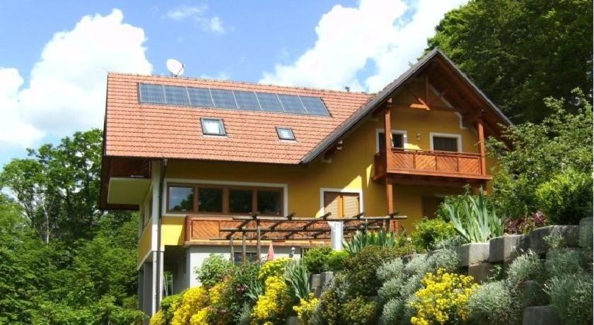 クレッヒにあるFerienwohnungen Urbanitschの屋根に太陽光パネルを敷いた家