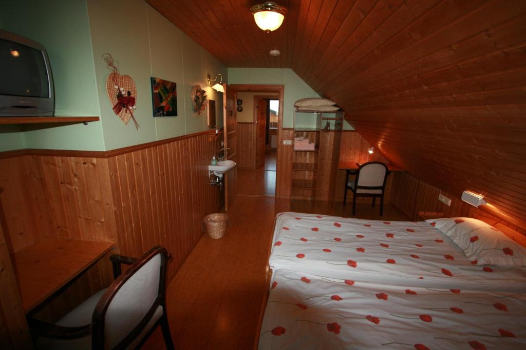 Postel nebo postele na pokoji v ubytování Árnanes Country Hotel
