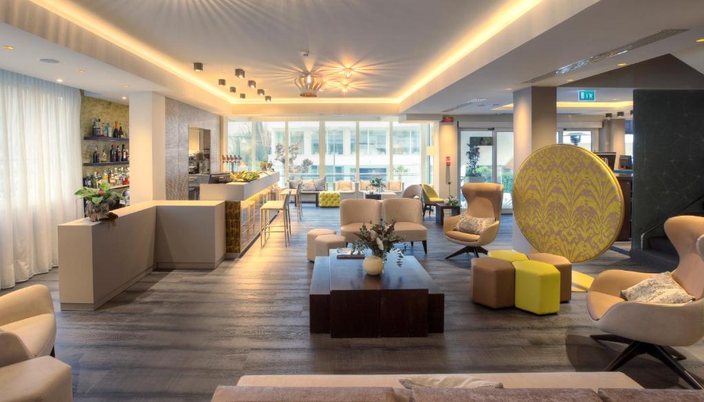 un vestíbulo con sofás y sillas y una sala de espera en Hotel Dory, en Riccione