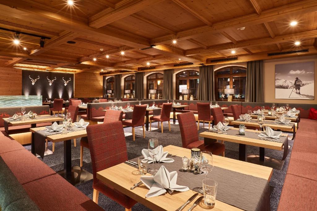 a dining room with wooden tables and chairs at Der Postwirt in Söll