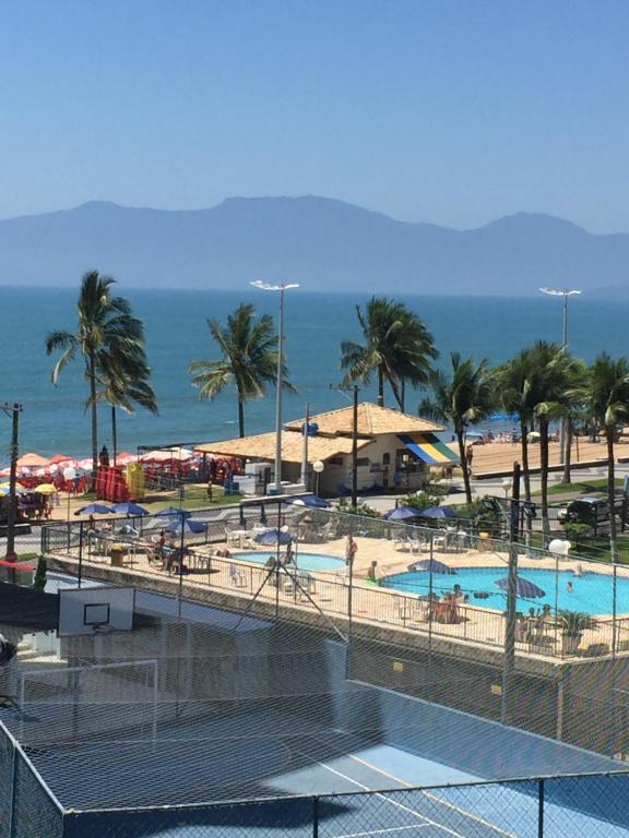 a view of the pool at a resort at Apto Litoral Norte Caraguatatuba in Caraguatatuba