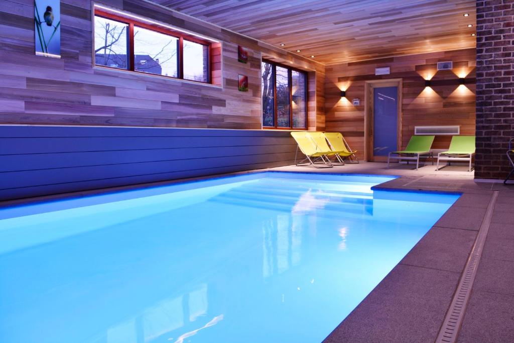 una piscina en una habitación con una casa en Villa Sports & Flavors, en Malmedy