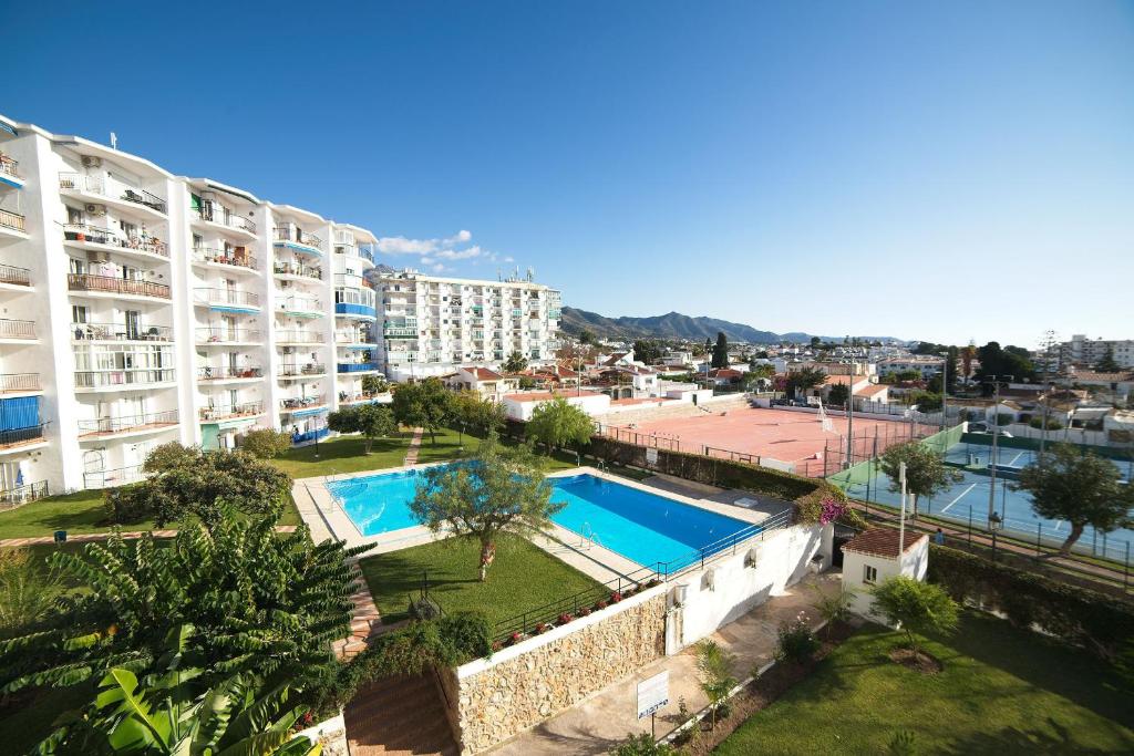 apartament z basenem w mieście w obiekcie Edf. Almijara 3ºE w mieście Nerja