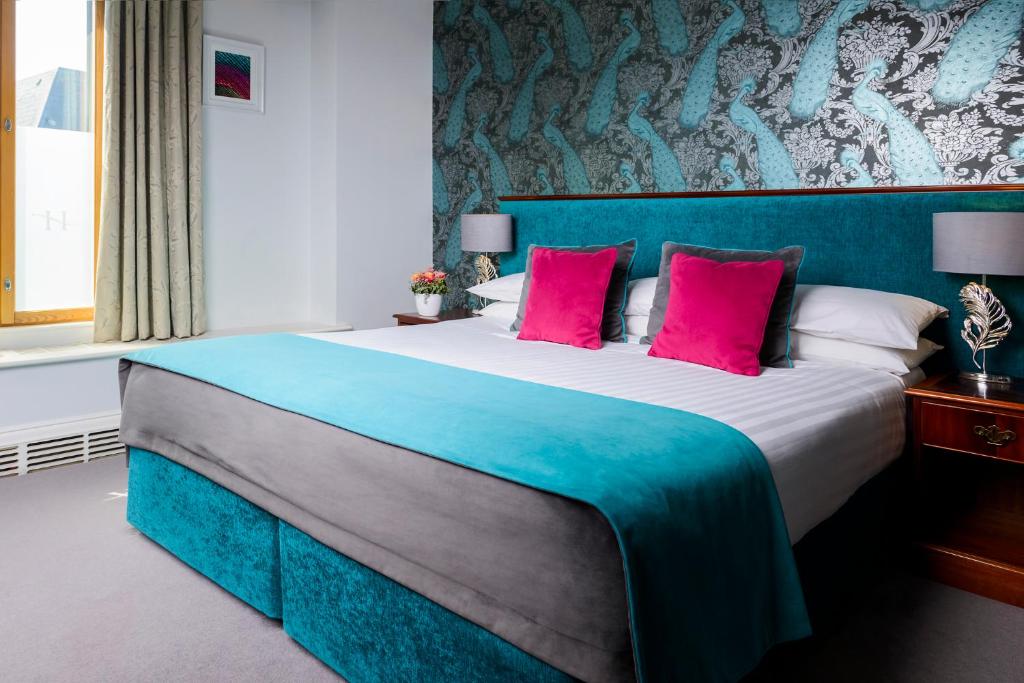 Postel nebo postele na pokoji v ubytování Kilkenny Hibernian Hotel