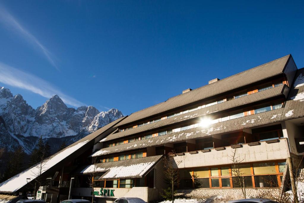 Nespecifikovaný výhled na hory nebo výhled na hory při pohledu z hotelu