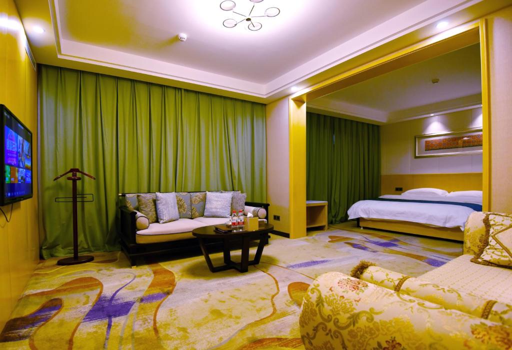 Postel nebo postele na pokoji v ubytování Dunhuang Hotel