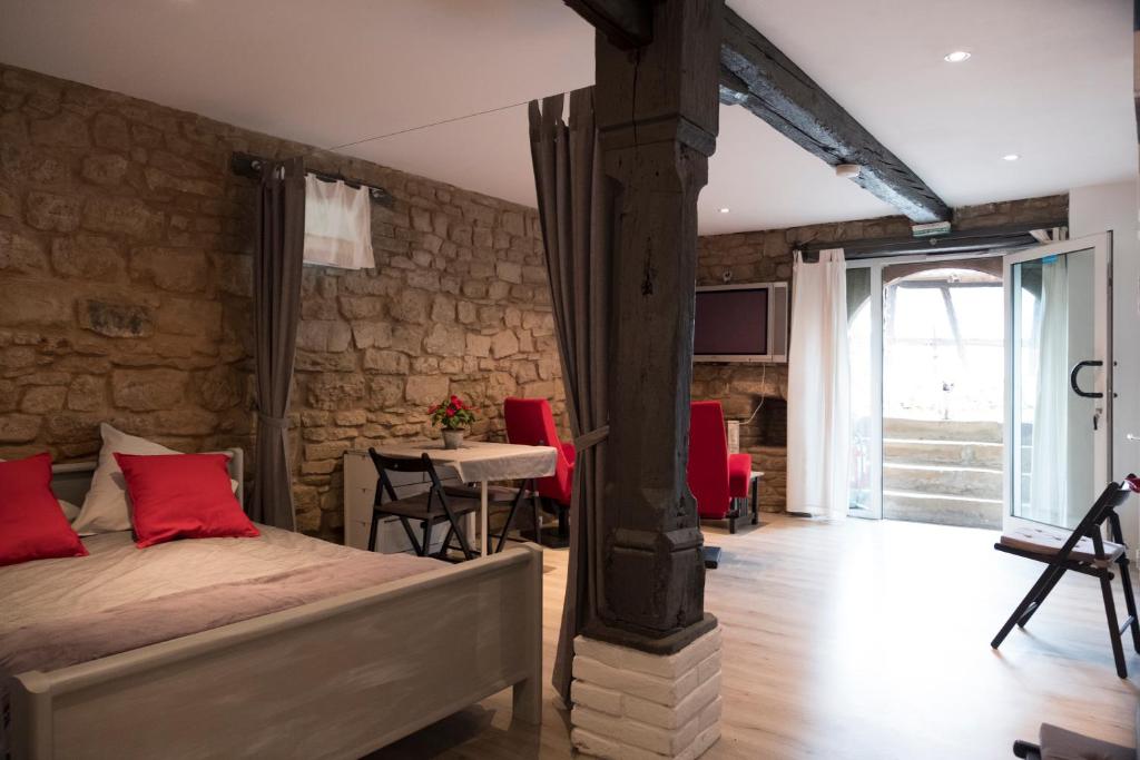 a bedroom with a bed and a table with chairs at Domaine Evasion in Ittlenheim