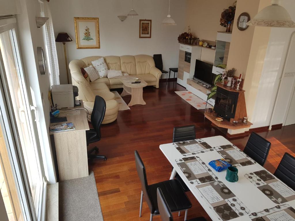 un soggiorno con divano e tavolo di Apartman Maksimir Lux Zagreb-145m2 a Zagabria