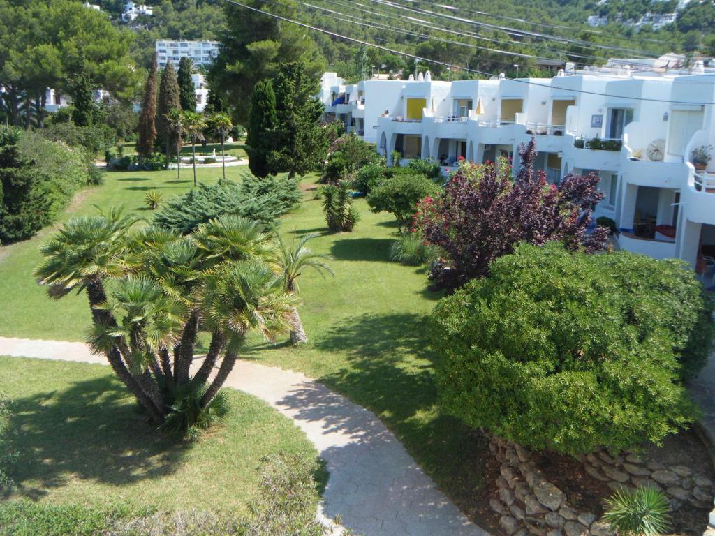 eine Luftansicht auf einen Hof mit Bäumen und Häusern in der Unterkunft Siesta Mar Apartamentos Ibiza in Santa Eulària des Riu