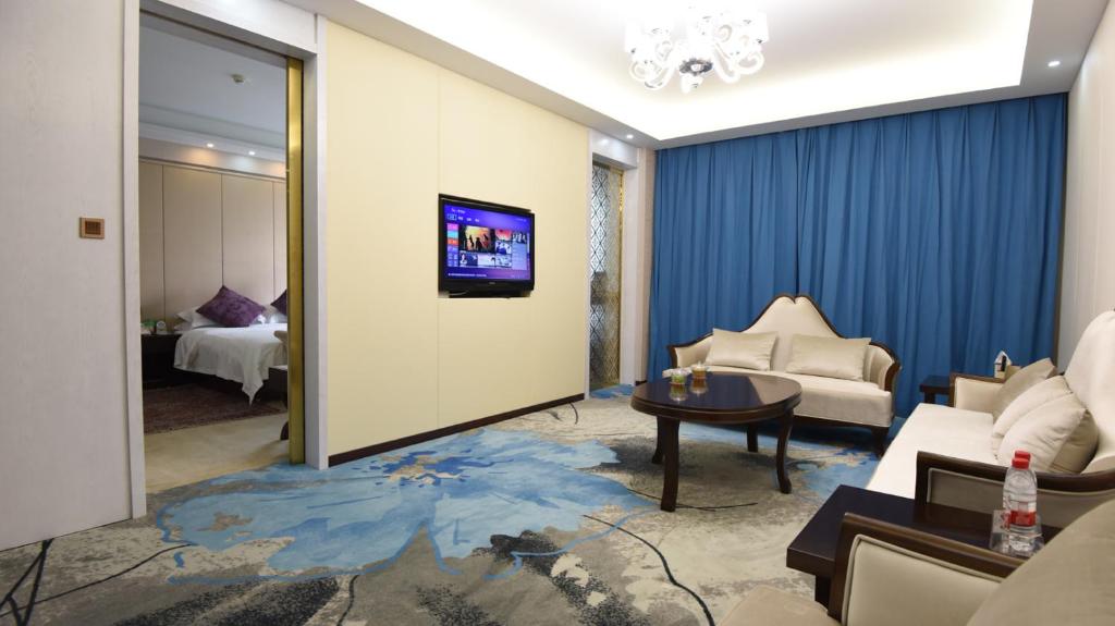 TV a/nebo společenská místnost v ubytování Dunhuang Hotel
