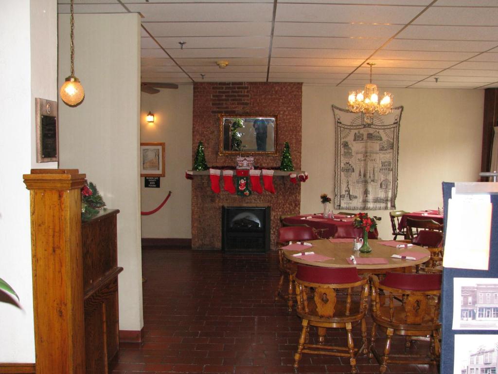 Restaurace v ubytování Old National Hotel