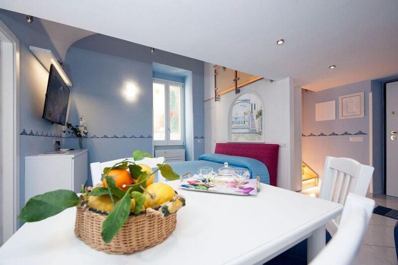 um quarto com uma mesa com uma cesta de frutas em Casa Amore S Lucia em Amalfi