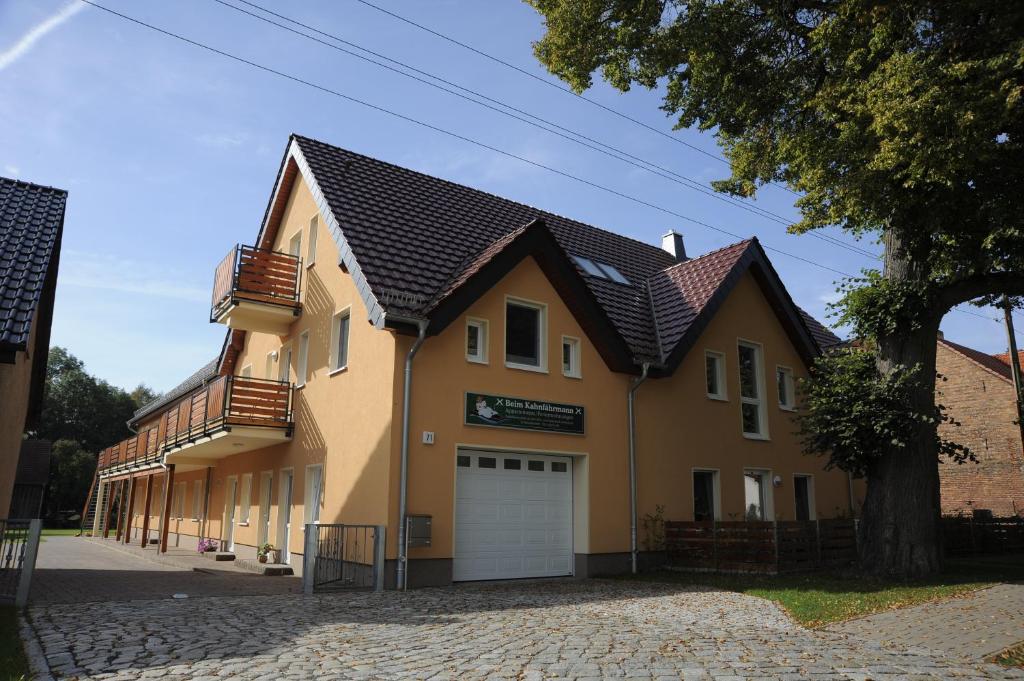 a yellow house with a black roof at Beim Kahnfährmann in Schlepzig