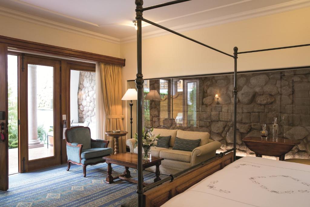 Postel nebo postele na pokoji v ubytování Palacio Nazarenas, A Belmond Hotel, Cusco