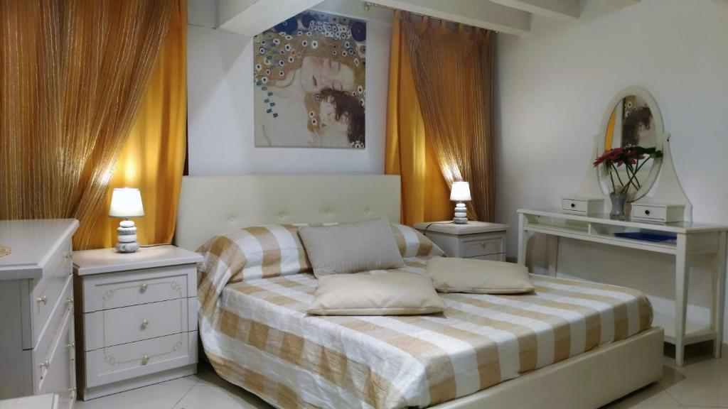 1 dormitorio con 1 cama con 2 mesas y 2 lámparas en I Gioielli del Doge - Ametista, en Venecia