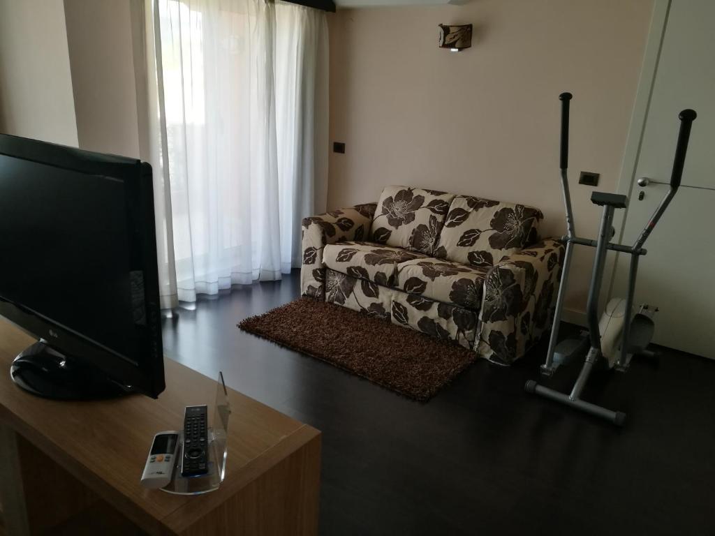 Televízia a/alebo spoločenská miestnosť v ubytovaní Hotel Bruman