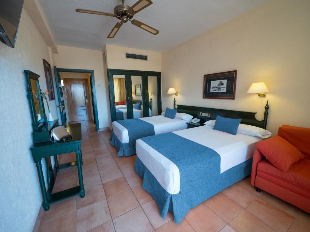 Postel nebo postele na pokoji v ubytování BLUESEA Costa Jardin & Spa