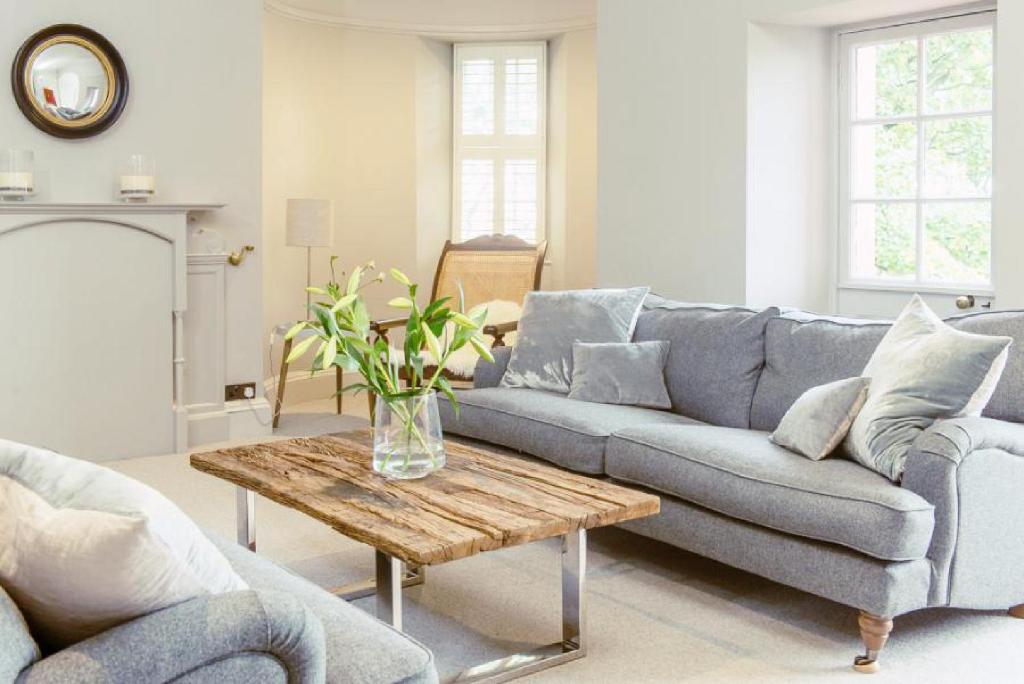 Posezení v ubytování Ramsay Gardens - Grand 4-Bedroom Apartment Next To Castle